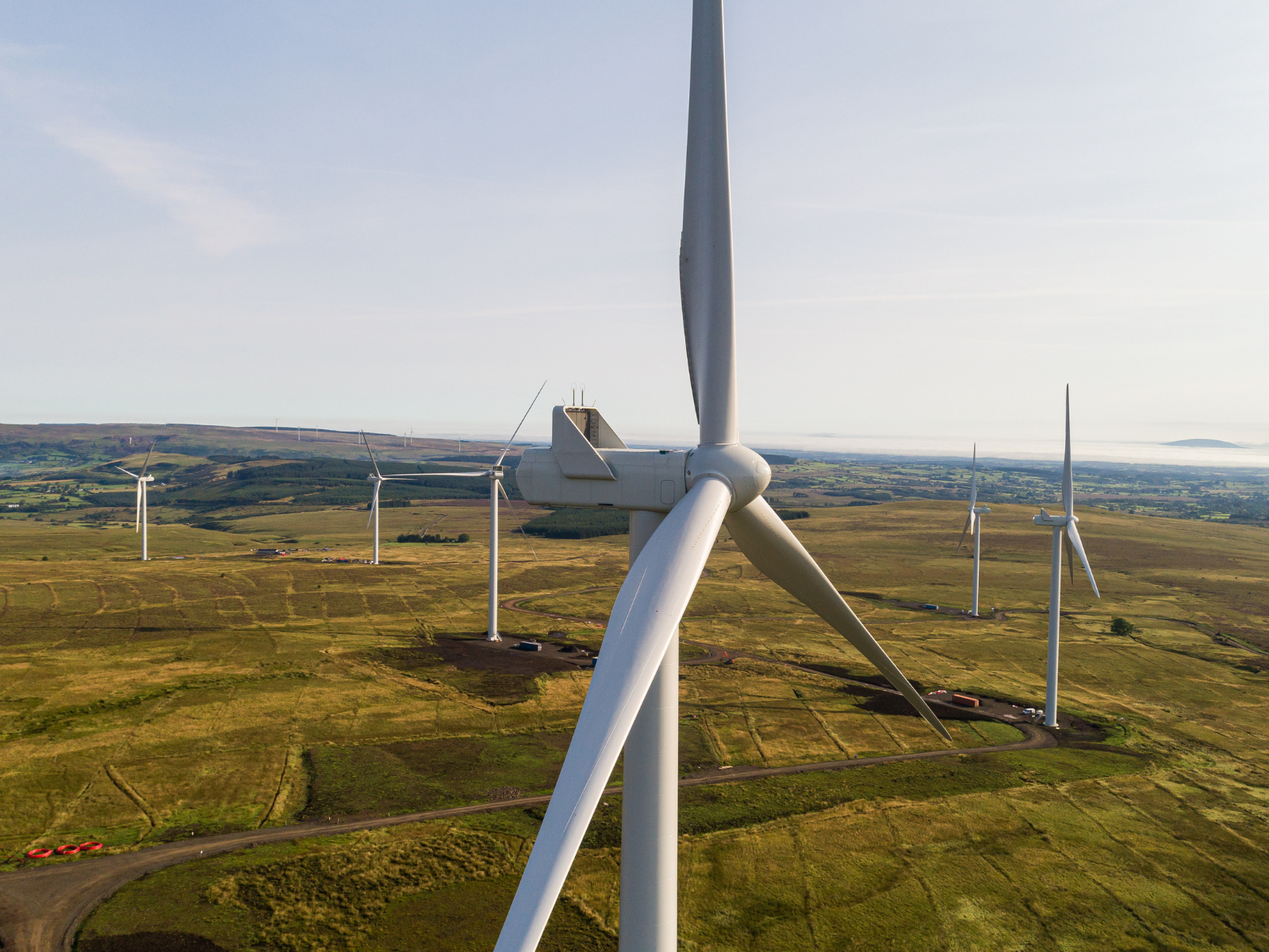 Record Europeo per l'eolico nel 2023: L'UE Si Avvicina agli Obiettivi, ma il Sentiero verso il 2030 È Incerto.